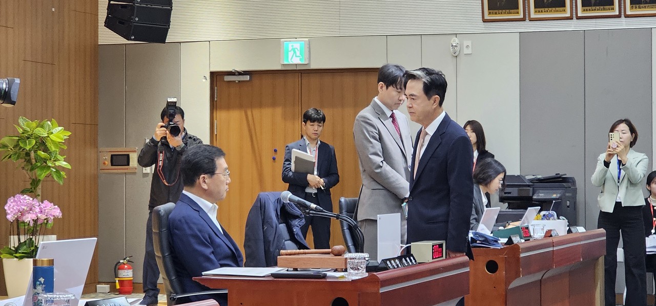 김태흠 충남지사가 국회 행정안전위원회 국정감사 속개 전 신정훈 위원장석을 찾아 유감을 전달하고 있다.