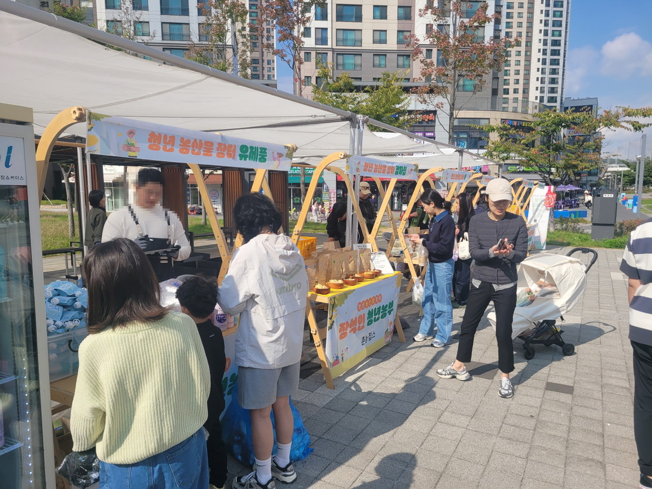  제2회 아산시 청년농부와 함께하는 ‘놀자팜’ 행사에서 시민들이 청년농업인이 직접 재배한 농산물을 구입하고 있다.
