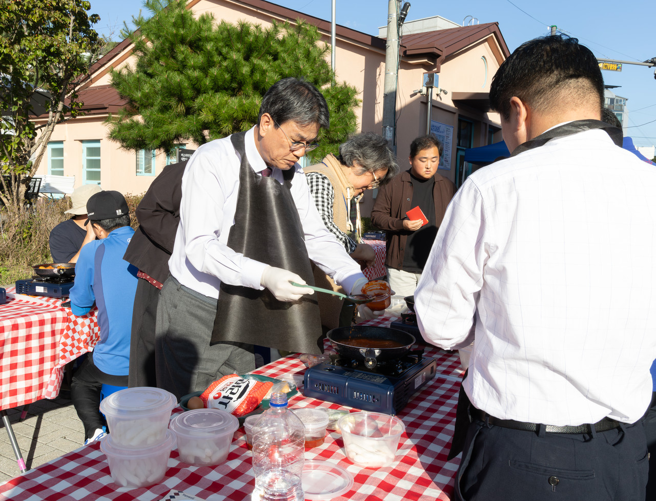 2025 청양 매운맛 골목축제 현장에서 김돈곤 청양군수는 직접 떡볶이를 만드는 ‘복불복 떡볶이 파티’에 참여했다.