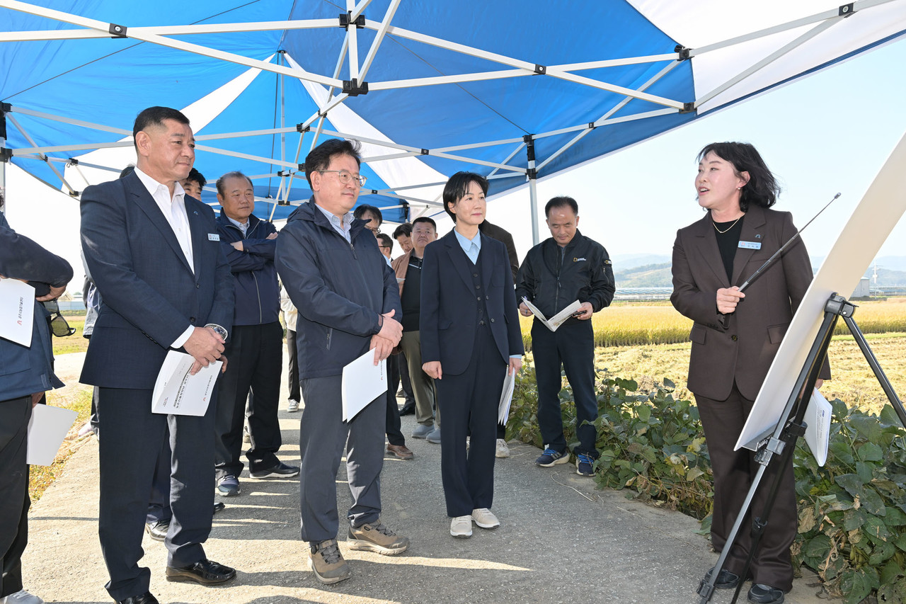 공주통합미곡종합처리장에서 관계자의 설명을 듣고 있는 이승돈 청장(가운데)과 최원철 시장(왼쪽), 김영 충남도 농업기술원장(오른쪽 두번째)
