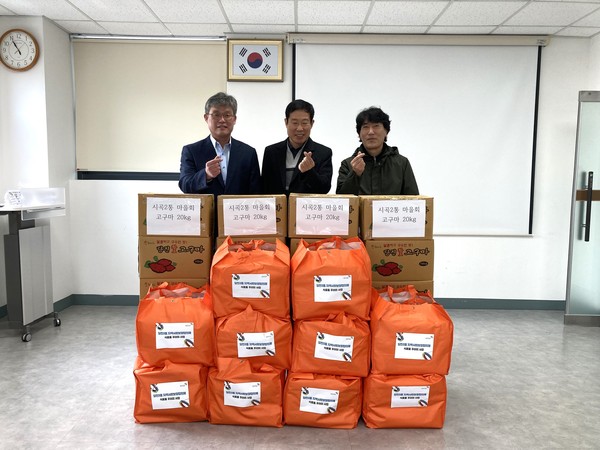 식료품꾸러미 전달식 장면.