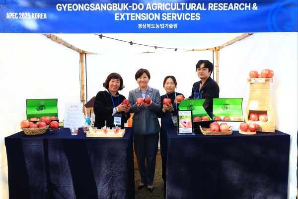 송미령 농식품부 장관(가운데)이 K-푸드 스테이션을 방문해 한국산 사과를 홍보하고 있다.