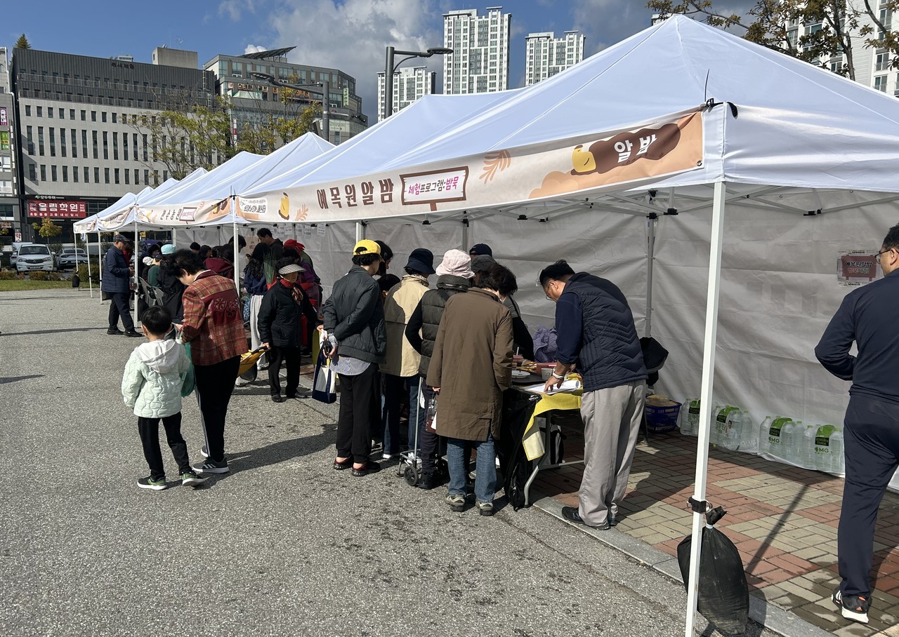 세종 시민들이 지역 6차산업 인증 제품을 둘러보고 있는 모습.