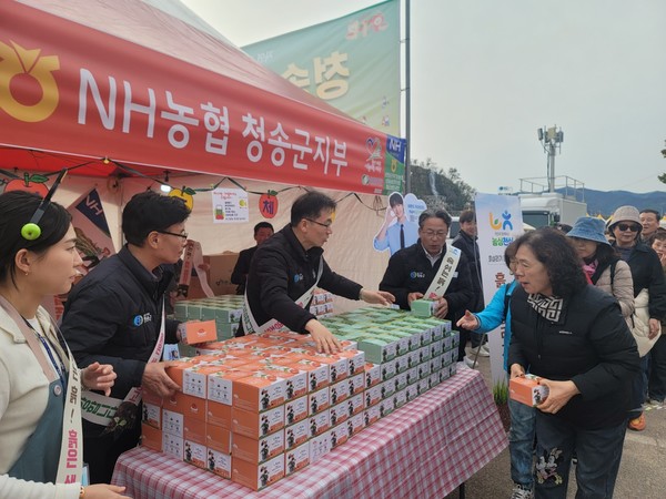 참가자들을 대상으로 가정용 식물 기르기 세트를 배부하고 있는 모습