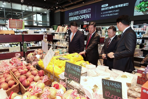 오성환 시장과 관계자들이 로컬푸드 직매장을 둘러 보는 모습