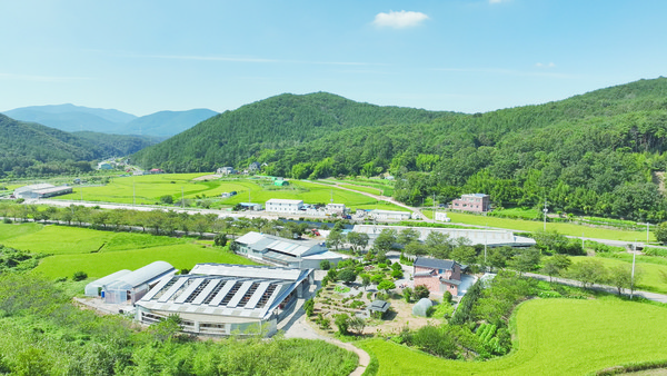 축산농가들이 환경개선을 위해 농장을 깨끗하게 가꾸고 하나의 관광 명소로서 경관을 조성하는 활동을 지속적으로 펼치고 있다. 사진은 한 청정축산환경대상 수상 농가의 축사 전경.