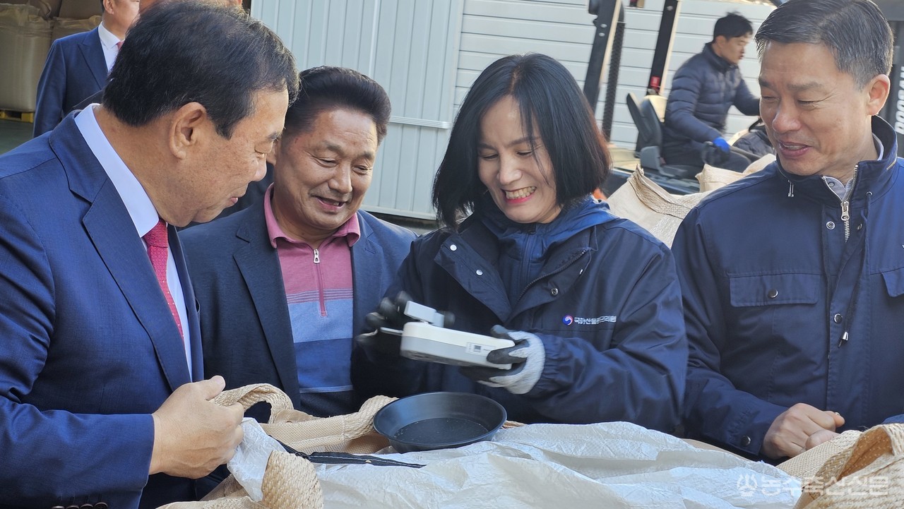 지난해 국립농산물품질관리원 검수원이 산물벼 수분함량 검사를 진행하고 있는 모습