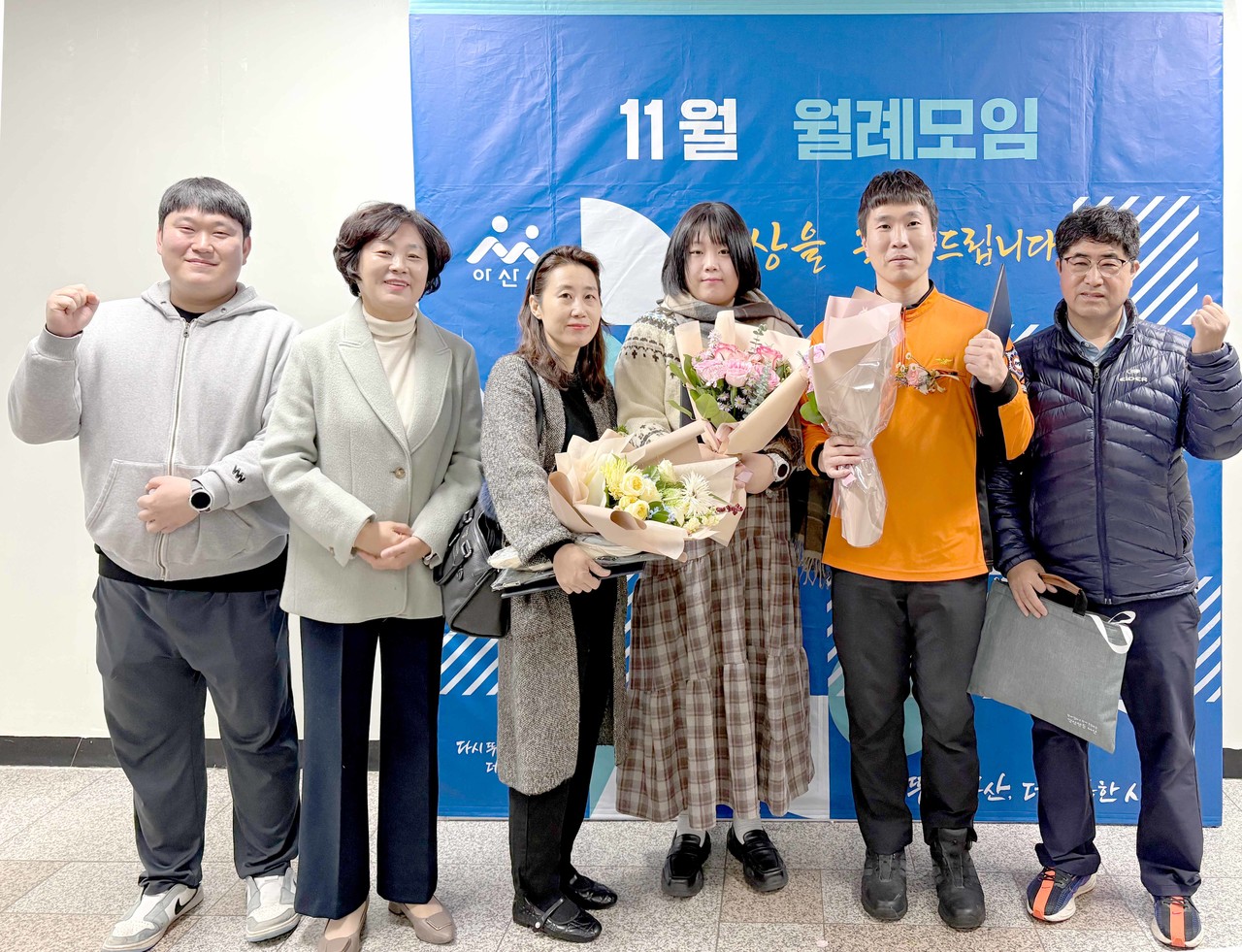 오른쪽 두 번째부터 최우수상 수상자 이건우 소방교, 우수상 수상자 임유림 씨, 장려상 대리수상자 이찬혁군의 어머니가 수상 후 기념촬영을 하고 있다.