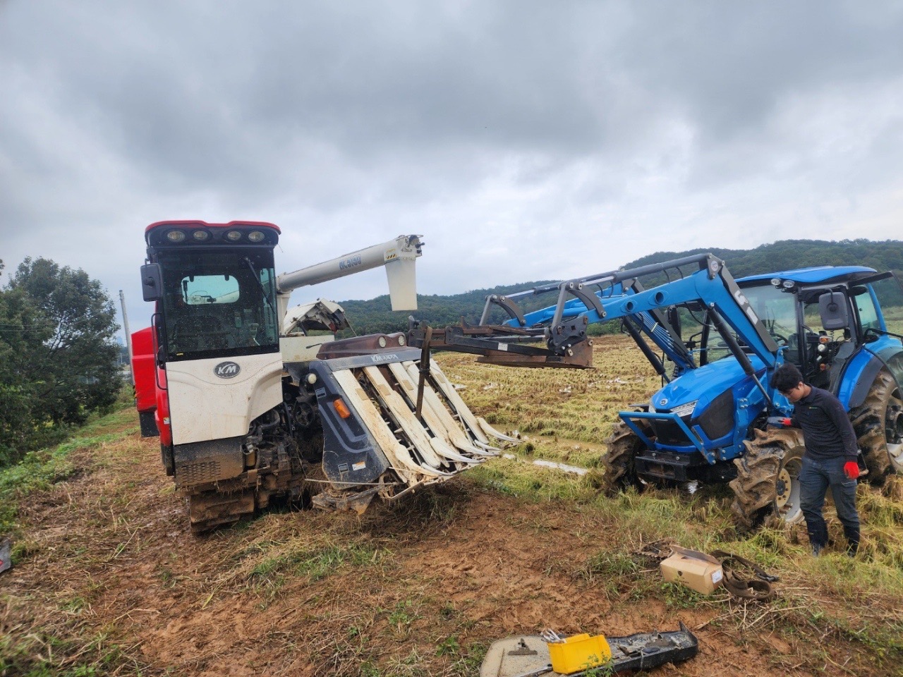 아산시 지정수리업체가 수확기 농업기계 수리를 진행하고 있는 모습
