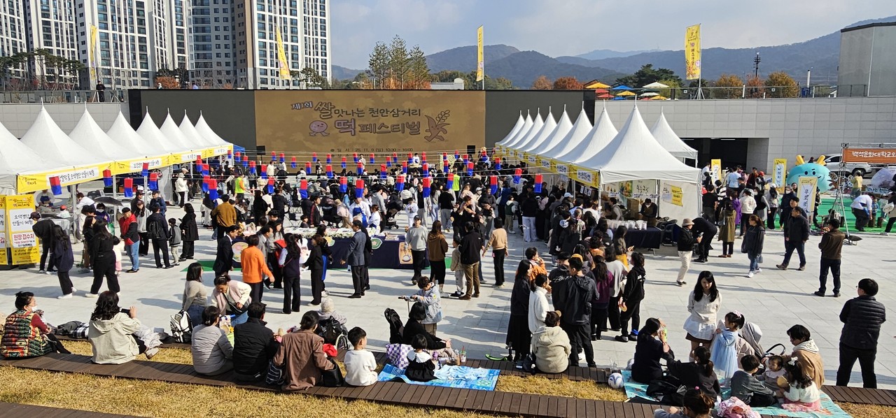 천안삼거리 선큰광장은 '쌀맛나는 천안삼거리 떡페스티벌'을 즐기는 가족단위 방문객들로 가득찼다.