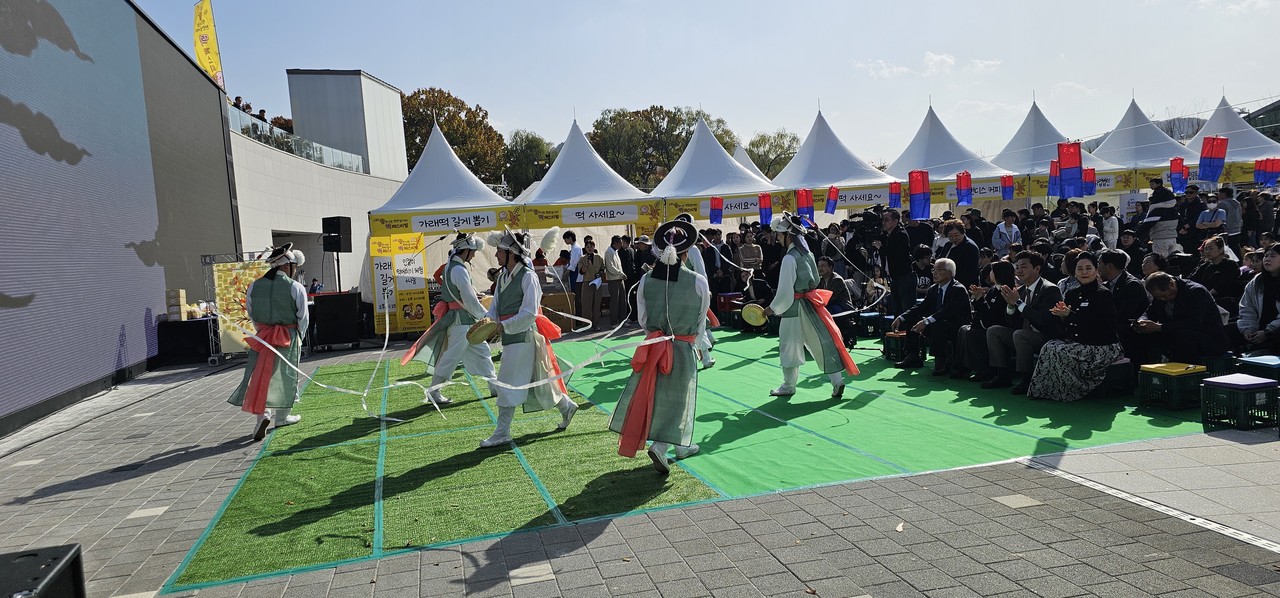 천안시립흥타령풍물단의 개막공연