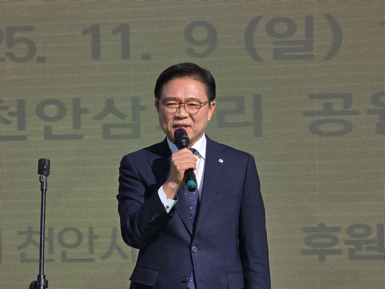 인사말을 하고 있는 김석필 천안시장 권한대행 부시장