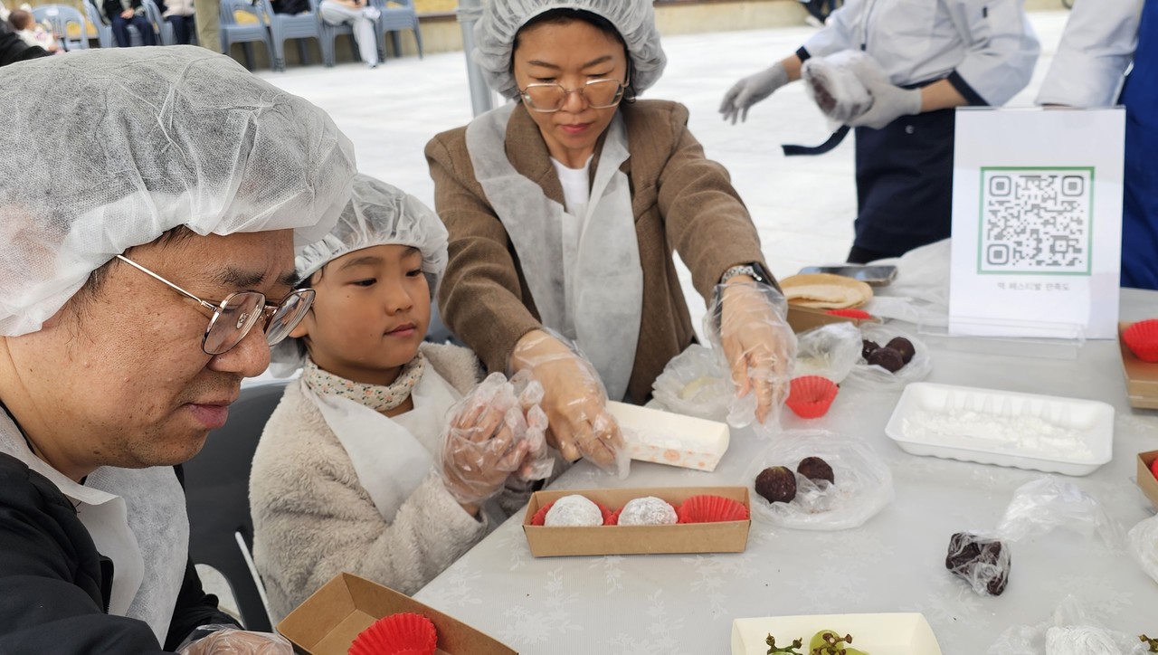 포도모찌만들기 체험을 하고 있는 참가자들