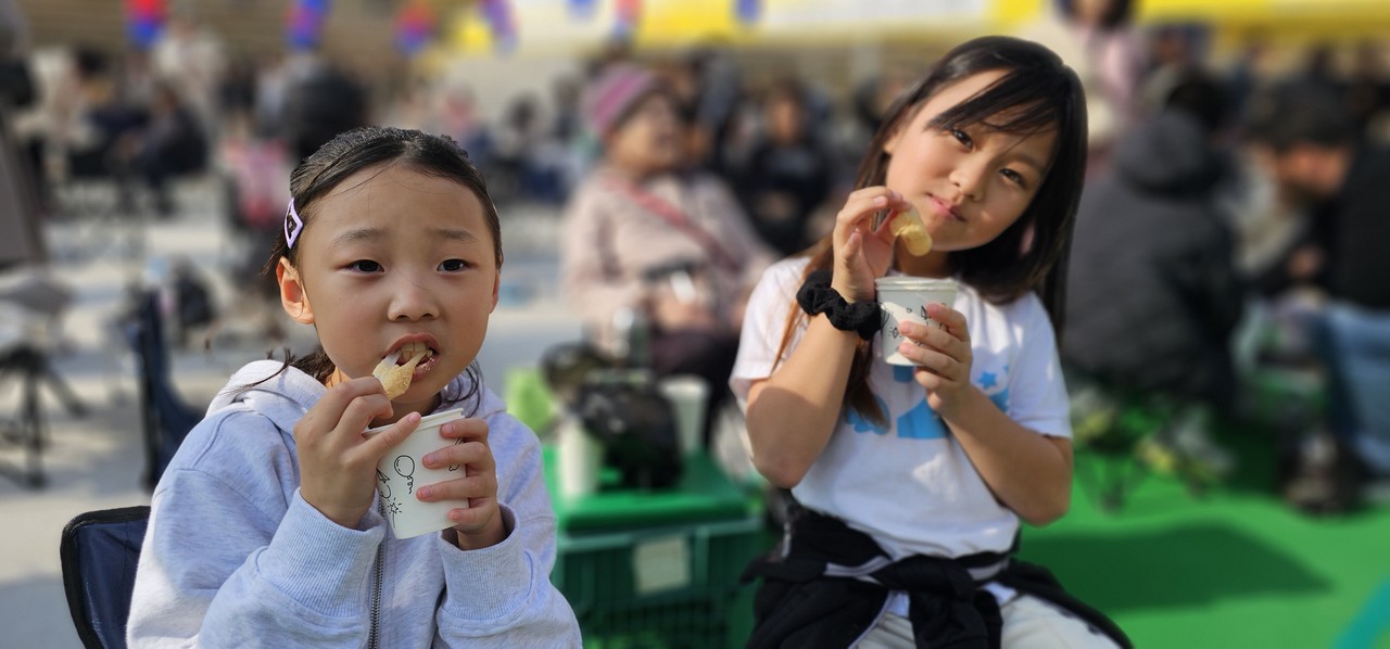 즉석에서 만든 인절미를 먹고 있는 어린이들의 모습