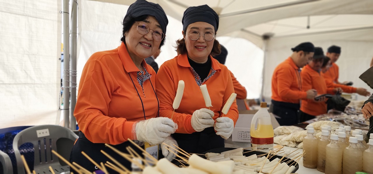 자원봉사자들은 행사장을 찾은 시민들이 따끈한 떡을 바로 맛볼 수 있도록 손길을 쉼 없이 움직이며 나눔의 마음을 전했다.