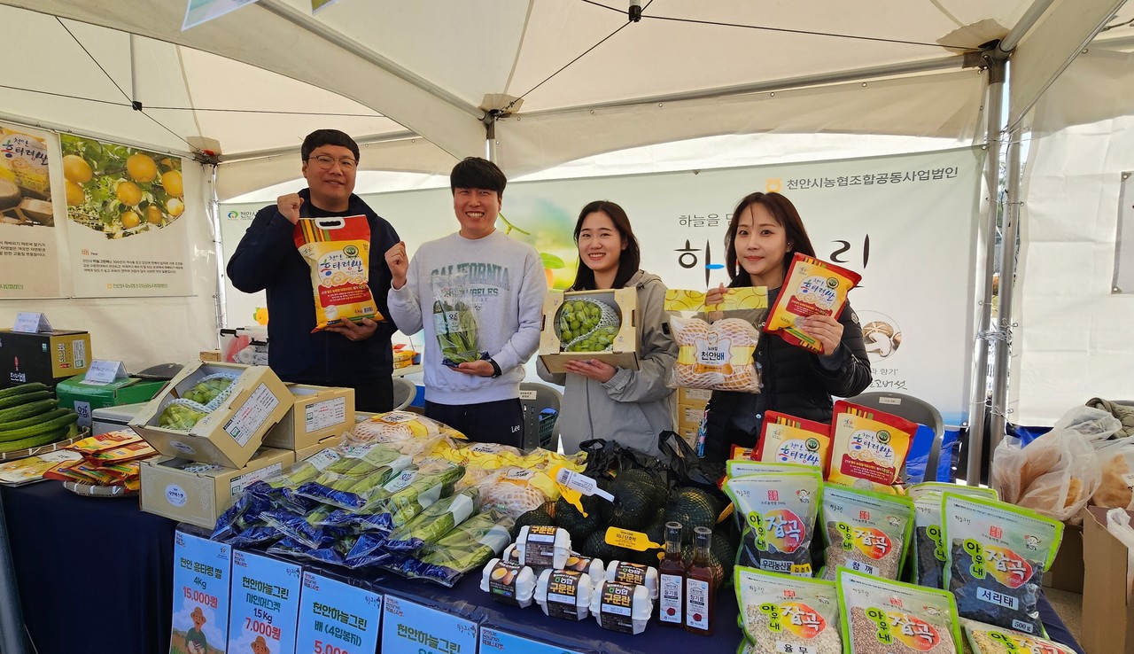 (왼쪽부터)농협조공법인 직원들과 천안시 농업정책과 이지수 주무관, 정지혜 주무관