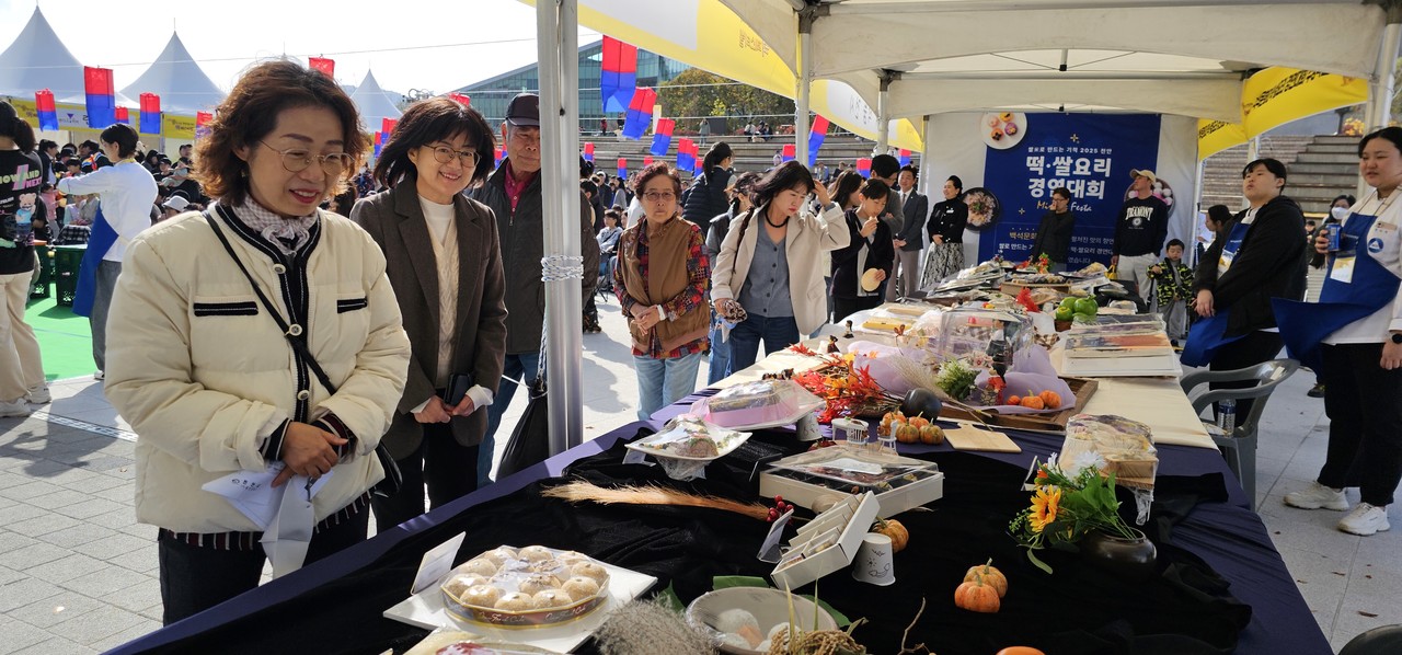 백석문화대학교 RISE 사업단의 떡·쌀요리 경연대회 수상작 전시 코너를 둘러보는 시민들.