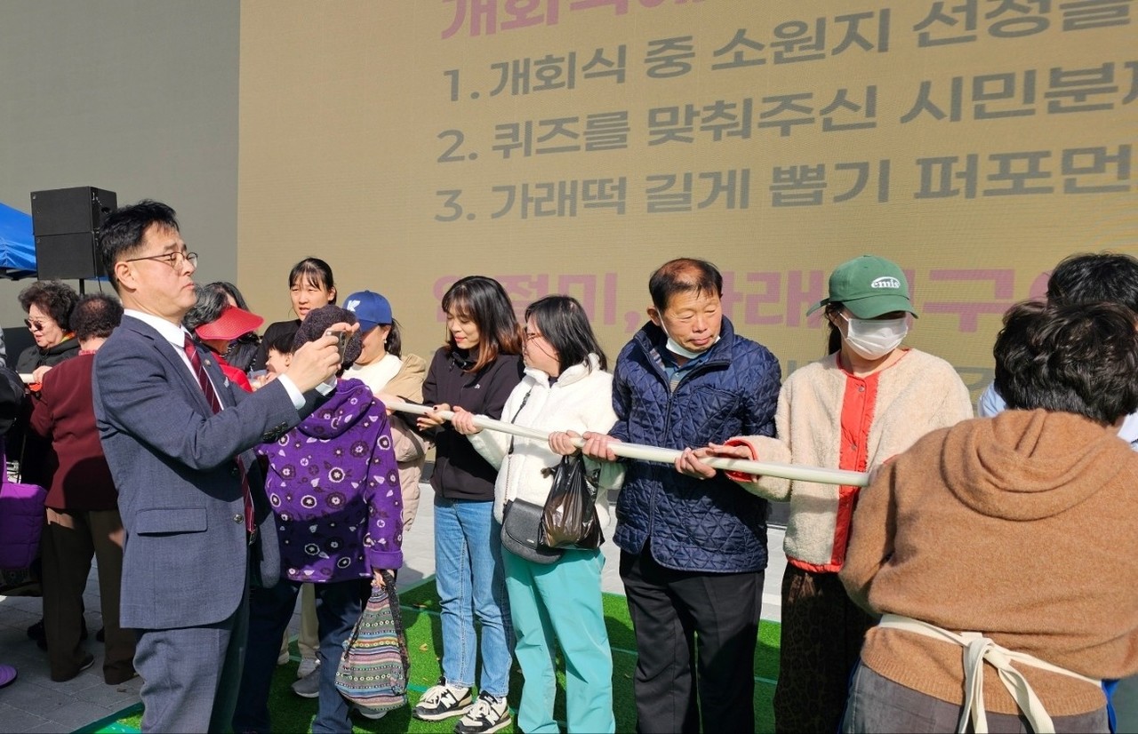 장혁 천안시의원은 현장을 찾은 시민들과 함께 가래떡 뽑기 체험을 지켜보며, 직접 카메라로 축제의 순간을 기록해 눈길을 끌었다.