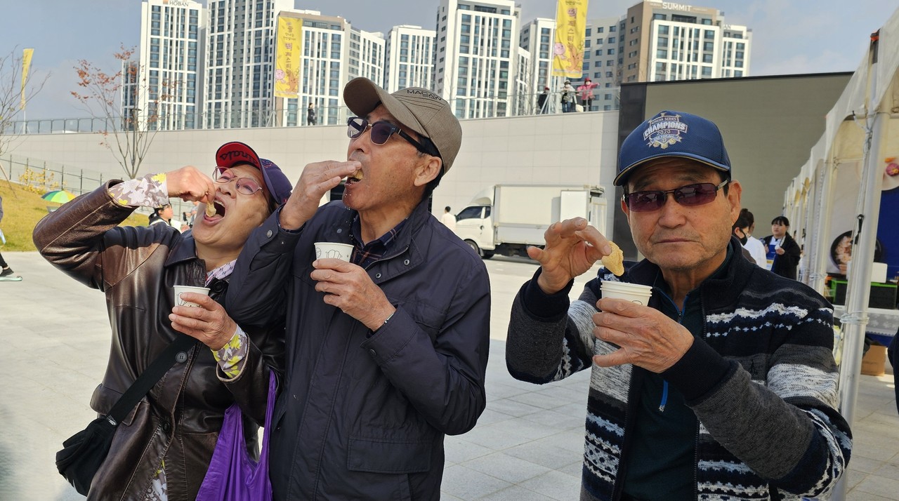갓 만든 인절미를 맛보고 있는 시민들