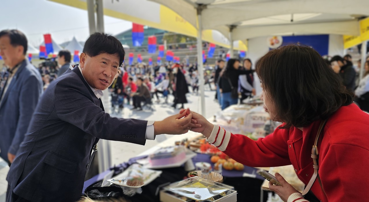 홍성현 충남도의회 의장은 백석문화대학교 관계자와 전통떡 특별전시부스를 둘러보며 “내년에는 더 크게, 더 탄탄하게 지원하겠다”며 축제 지속 추진에 대한 뜻을 재확인했다.