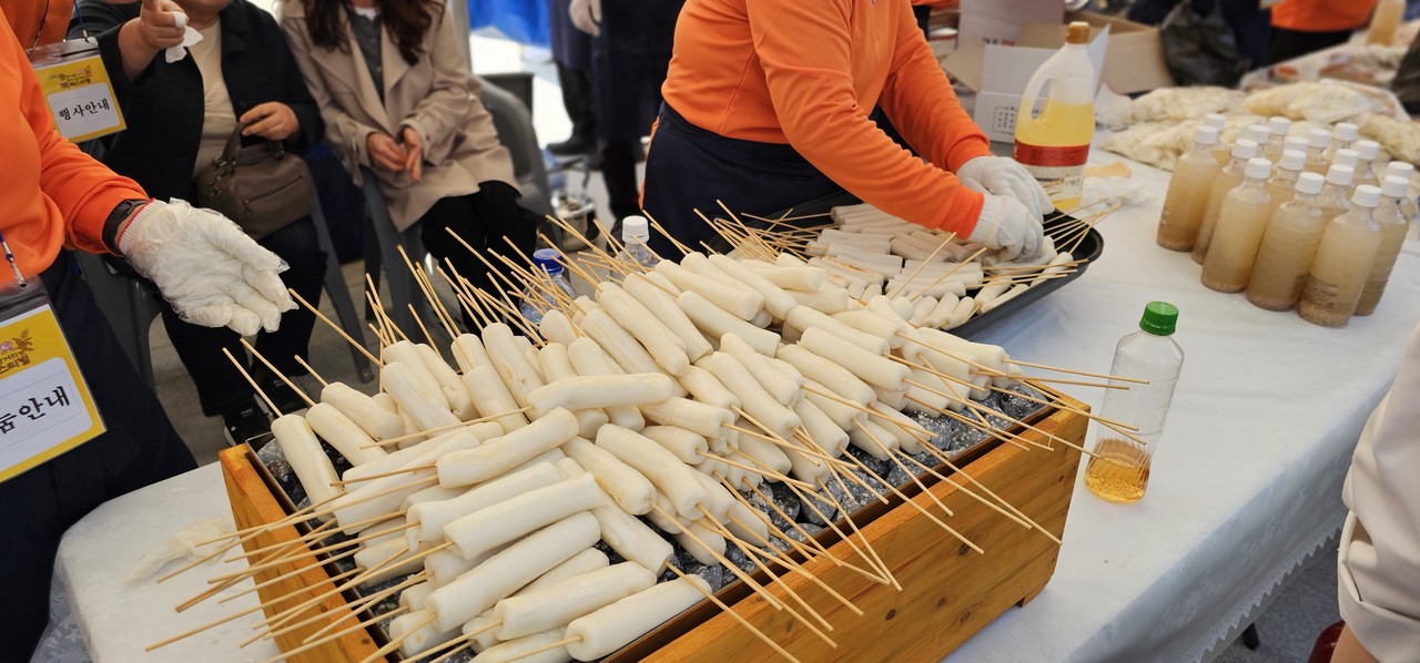 시민들에게 나눠줄 가래떡꼬치를 준비하는 자원봉사자의 손길이 분주하다.