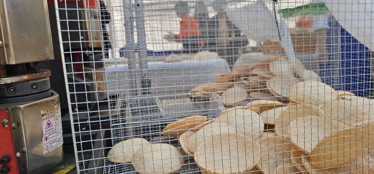 갓 나온 뻥튀기. 행사장을 고소하게 만들고 있다.