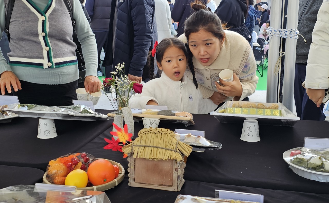 떡·쌀요리 경연대회 수상작 전시 코너의 작품을 감상하고 있는 모녀의 모습이지