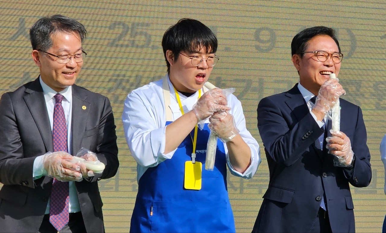 방금 뽑은 가래떡을 맛보고 있는 모습