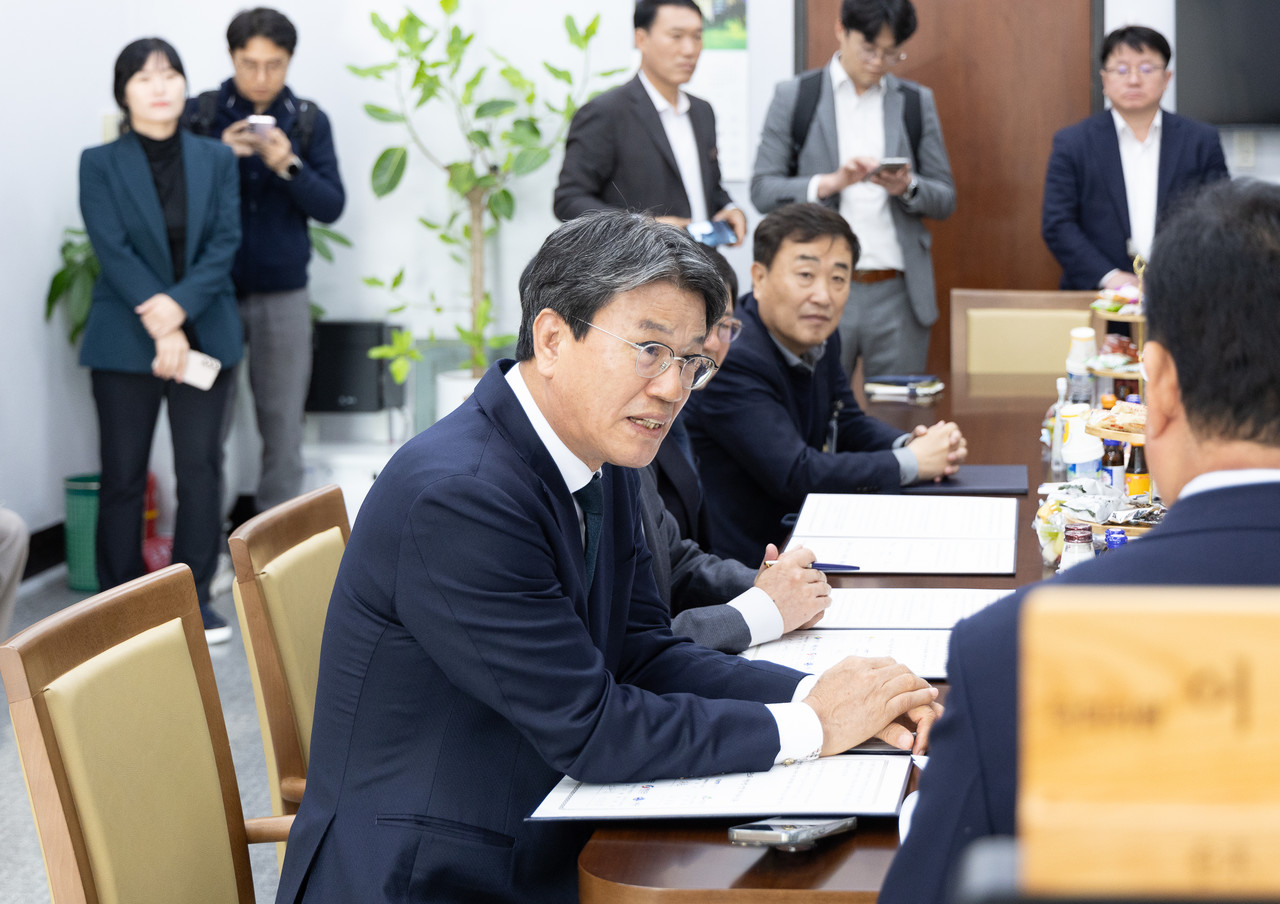 지난 7일 국회를 방문한 김돈곤 청양군수가 농림축산식품해양수산위원회 어기구 위원장을 만나 농어촌기본소득 시범사업 국비 비율 상향을 건의하고 있다.