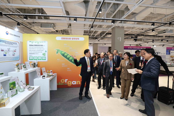 송미령 농식품부 장관(오른쪽에서 두번째)이 상담회장을 시찰하고 있다.