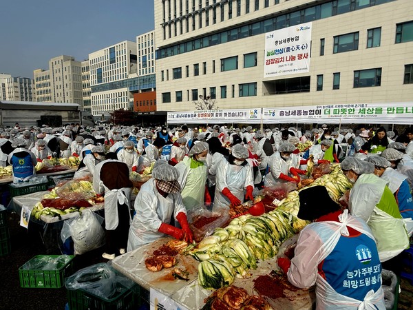 참여한 봉사자들이 김장김치를 버무리는 모습.