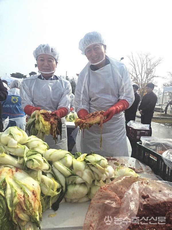 사진 왼쪽부터 박장순 본부장과 정해웅 본부장.