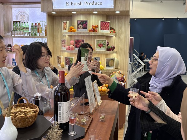주한 인도네시아 대사 부인 위디아 헤라안(Widia Herawan ,오른쪽)가 2025 APEC '경북 K-푸드 홍보관'을 방문해 안동농협 하이진저 음료와 화산농협 다시마마늘부각을 시식하며 관계자와 이야기를 나누고 있다.