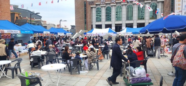  홍성군 갈산면과 갈산농협이 운영한 직거래 장터 모습.