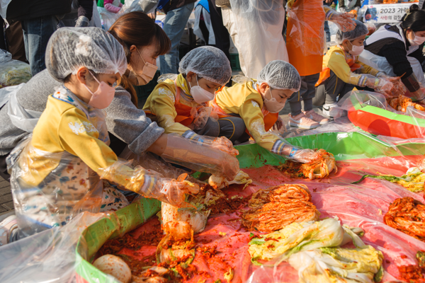 지난해 열린 ‘가락시장 김장나눔 시민대축제’ 사진.[제공: 서울시농수산식품공사]