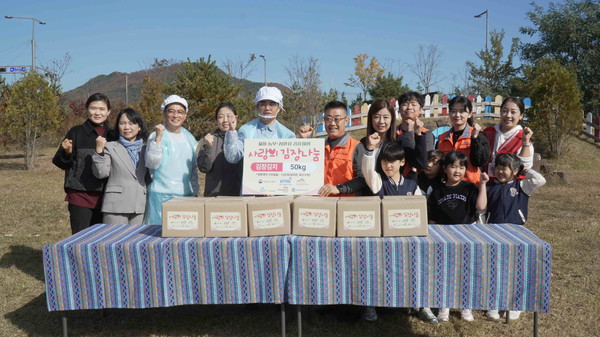 ‘사랑의 김장나눔 행사’ 참여기관이 세종시 사회복지협의회(회장 김부유)에 김장김치와 광동제약에서 후원한 음료를 전달하고 있다.