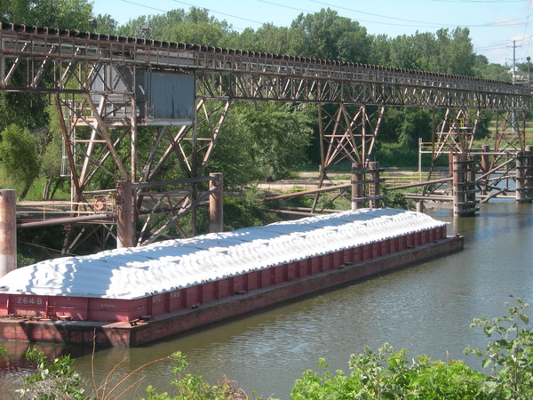 미국 내 운하에서 곡물을 수송하는 바지선. (사진제공=한국사료협회)