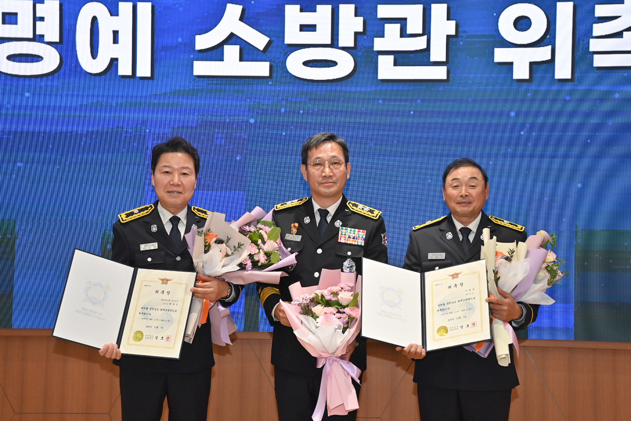 지난 7일 제63주년 소방의날 기념식에서 이봉주 전 국가대표 마라톤 선수와 박장순 NH농협은행 충남본부장이 명예소방관으로 위촉됐다. (왼쪽부터)박장순 NH농협은행 충남본부장, 성호선 충남소방본부장, 이봉주 전 국가대표 마라톤 선수