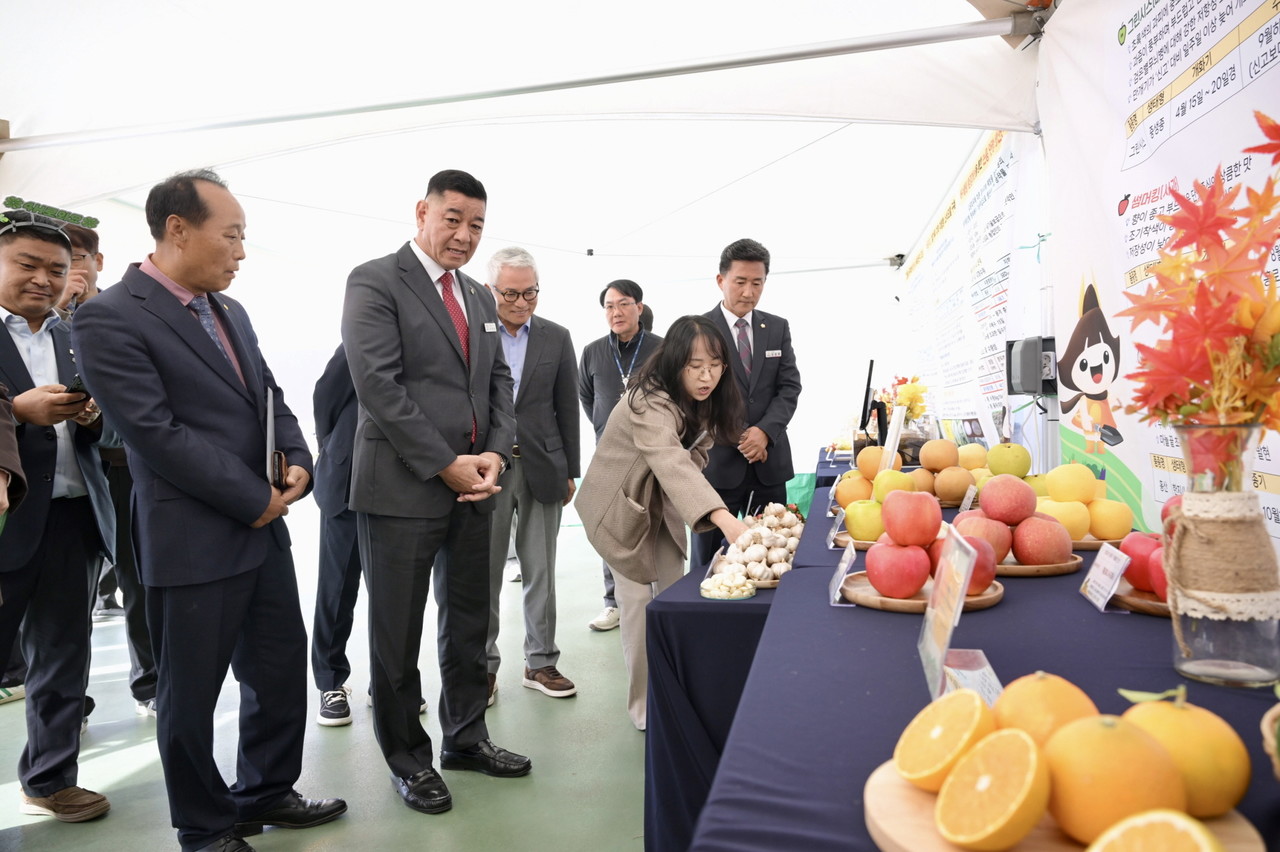 행사장 한쪽에서는 우수 농축산물 전시와 신기술 설명이 이뤄졌다