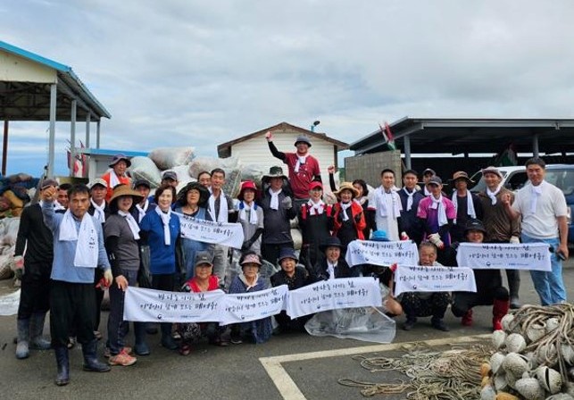 태안군 백사장항 어촌계와 선주협회 회원들이 ‘깨끗한 바다 만들기’ 폐어구 수거 캠페인을 진행하며 기념촬영을 하고 있다.