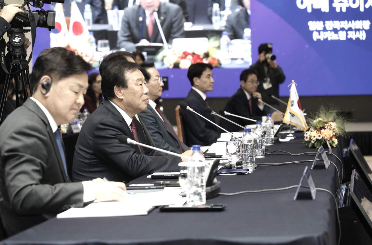 인천에서 열린 제8회 한일시장지사회의 본회의에서 발언하는 최민호 시장.