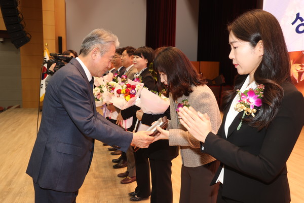이선미 상무가 새로운 농협인상을 수상받는 모습