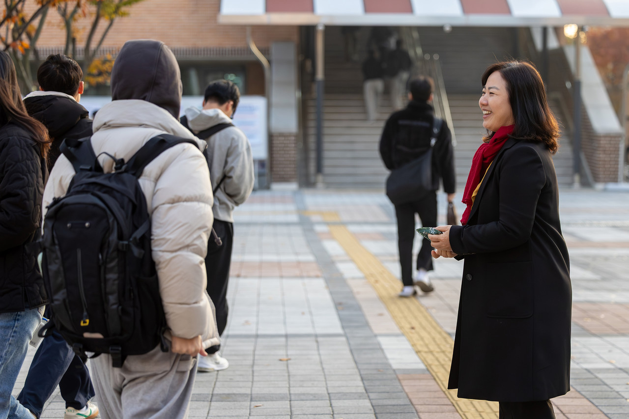 11월 13일, 구연희 교육감 권한대행이 새롬고 시험장을 찾아 수험생들에게 따뜻한 응원과 격려 메시지를 전하는 모습
