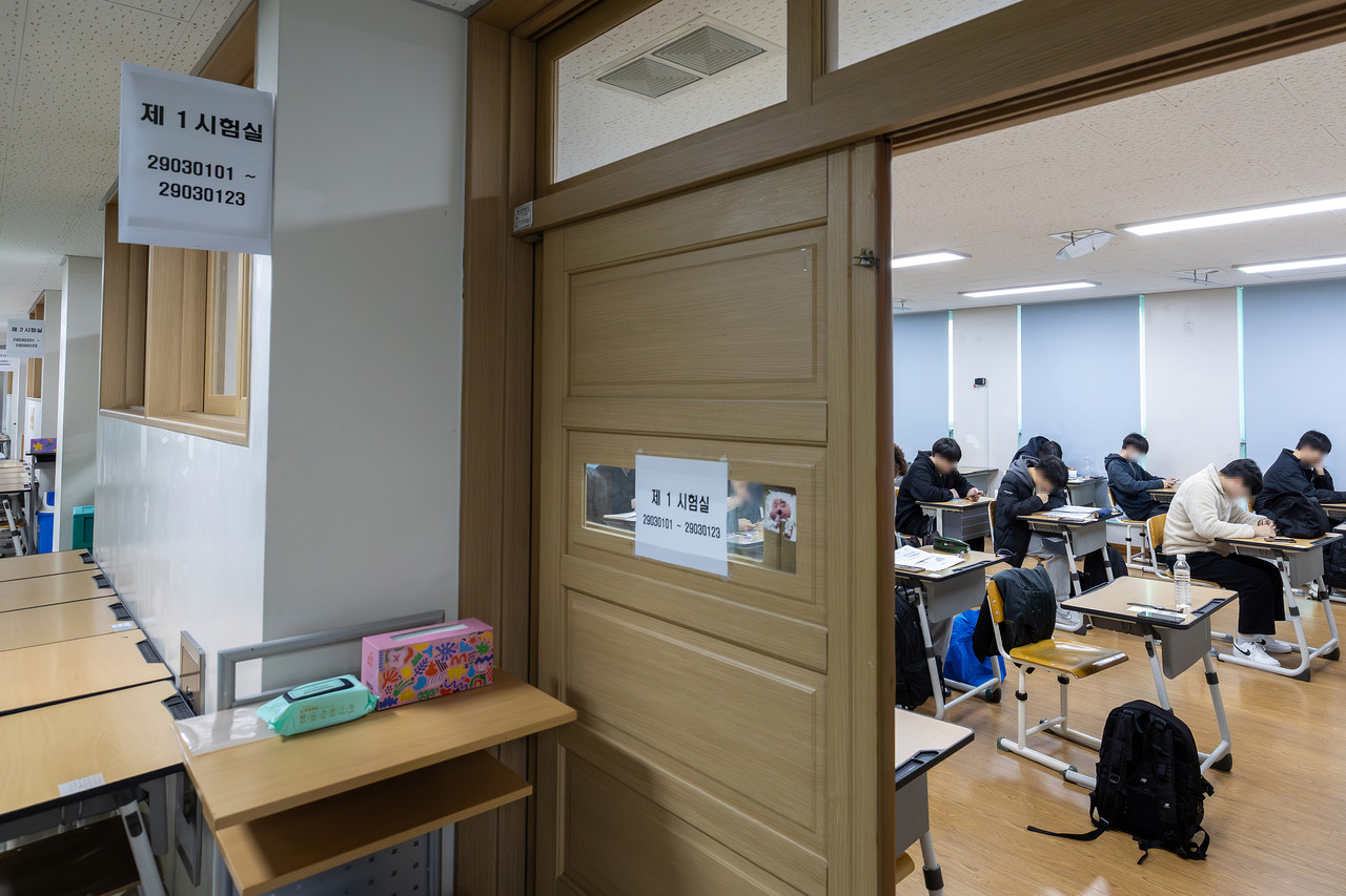 11월 13일 세종지구 제3시험장인 새롬고등학교에서 시험을 준비하는 수험생 모습.