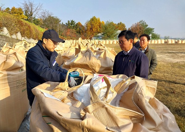수매현장에 나선 김영훈 본부장(오른쪽)