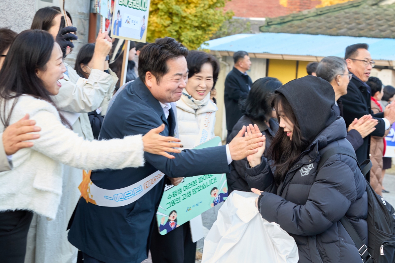 오세현 아산시장이 수능 현장에서 수험생들을 응원하고 있다.