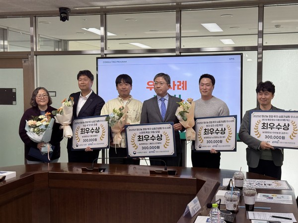 윤동진 농정원장(가운데)이  ‘2025년 청년농 창업·투자 심층컨설팅' 우수사례로 선정된 대표들을 시상한 후 기념촬영을 하고 있다.