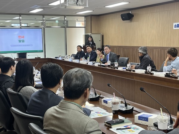 윤동진 농정원장이 청년농들과 성공적인 영농정착을 위한 지원 방안에 대해 의견을 나누고 있다.