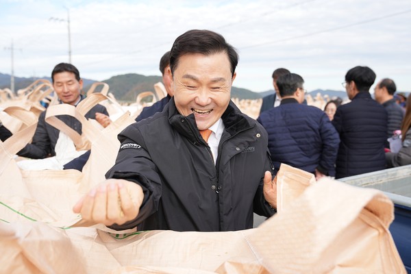 이남철 군수가 농가가 출하한 2025년산 공공비축미곡 건조벼를 살펴보고 있다.