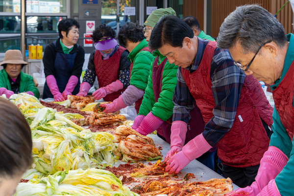 남이면새마을협의회 사랑의 김장나누기 행사 장면.